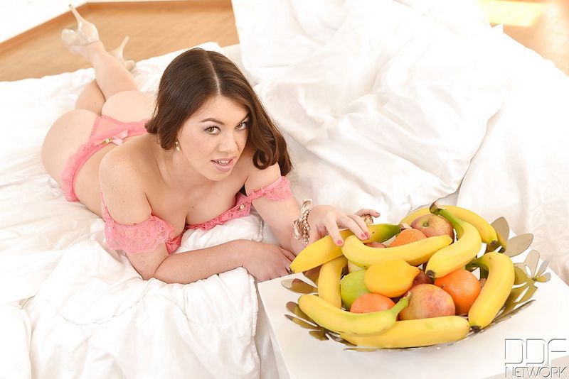 В спальне бестия ебет бананами сразу две щёлки